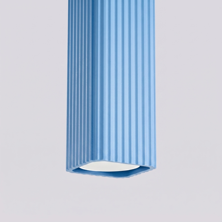 minimalistyczne-błękitne-lampy-wiszące