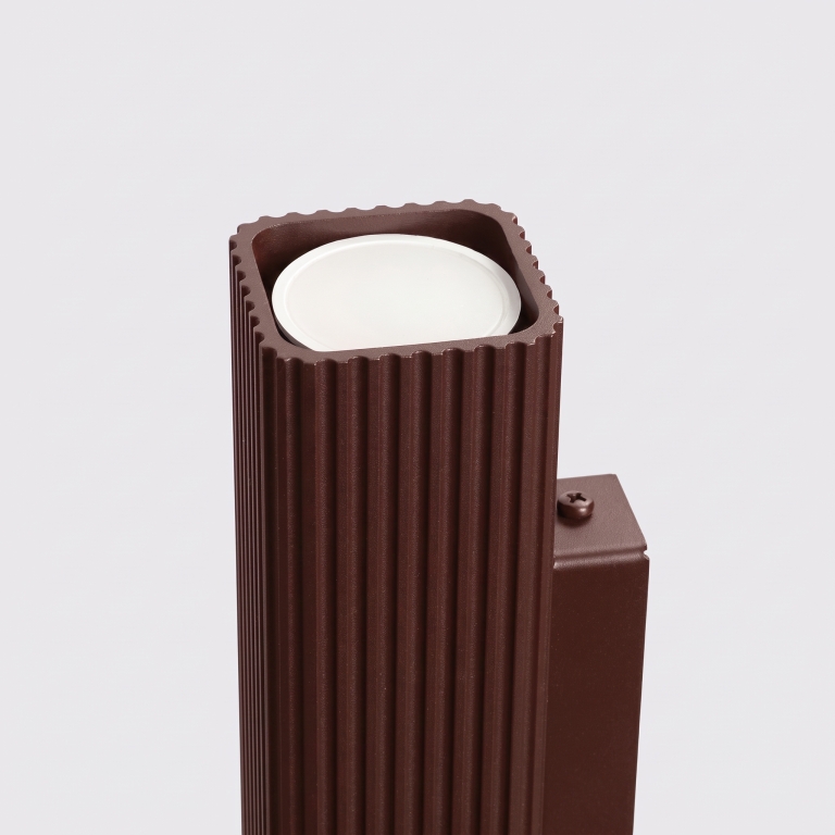 ozdobna-brązowa-aluminiowa-lampa-ścienna