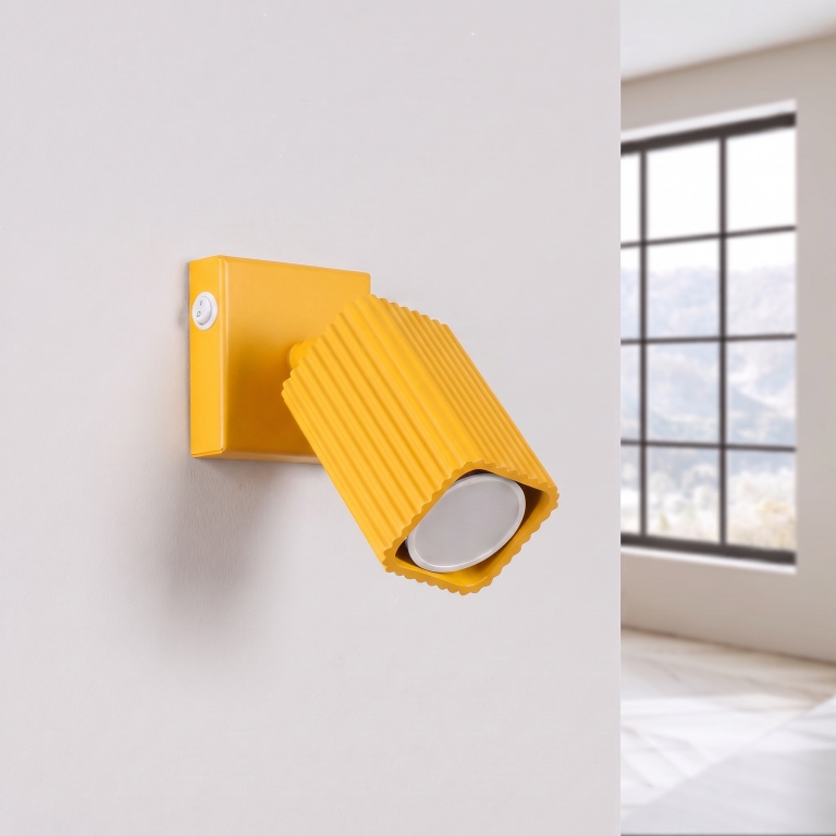 ozdobna-lampa-ścienna-w-kolorze-miodowym-z-ryflowanym-kloszem
