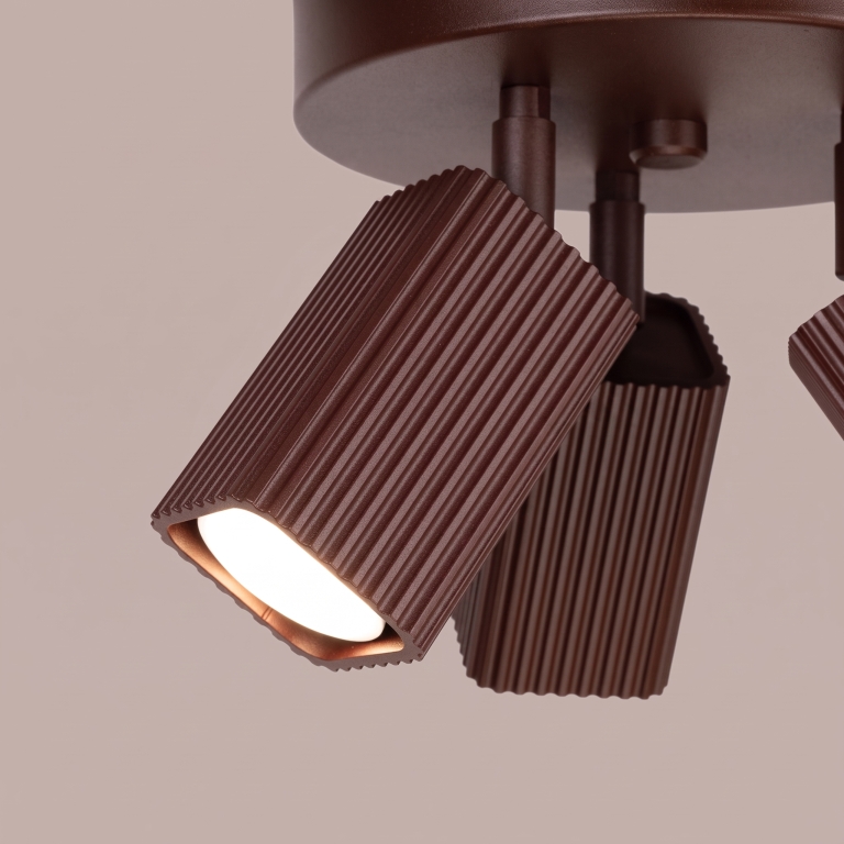 prosta-brązowa-lampa-sufitowa-z-karbowanymi-kloszami