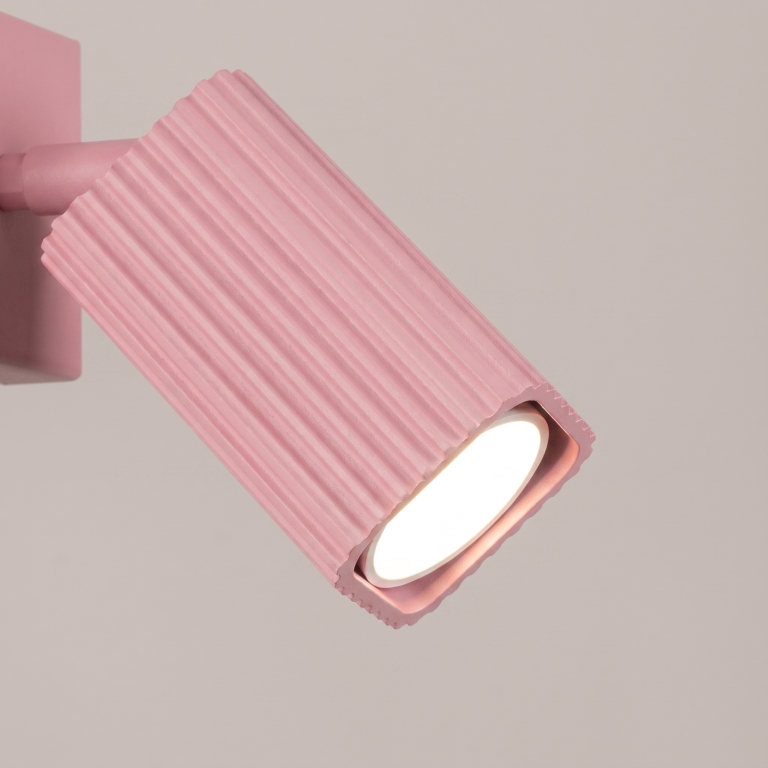 pudroworóżowa-aluminiowa-lampa-ścienna-z-ryflowanym-kloszem