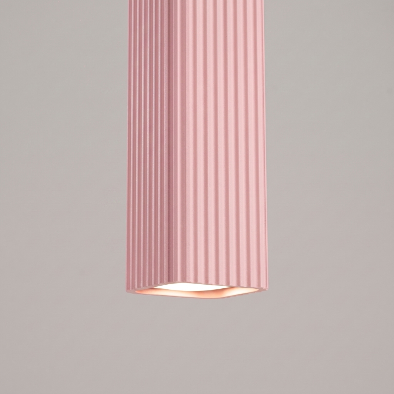 różowa-ozdobna-lampa-wisząca-do-sypialni-z-karbowanym-kloszem