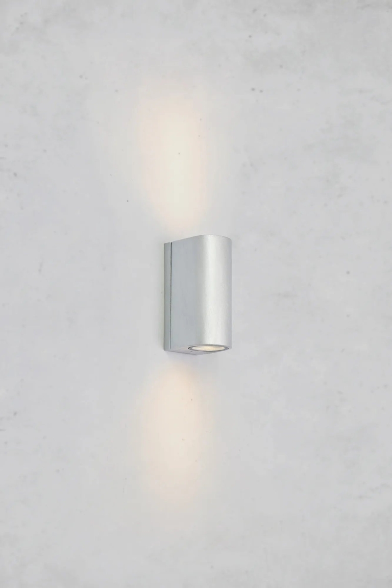 srebrna-lampa-elewacyjna