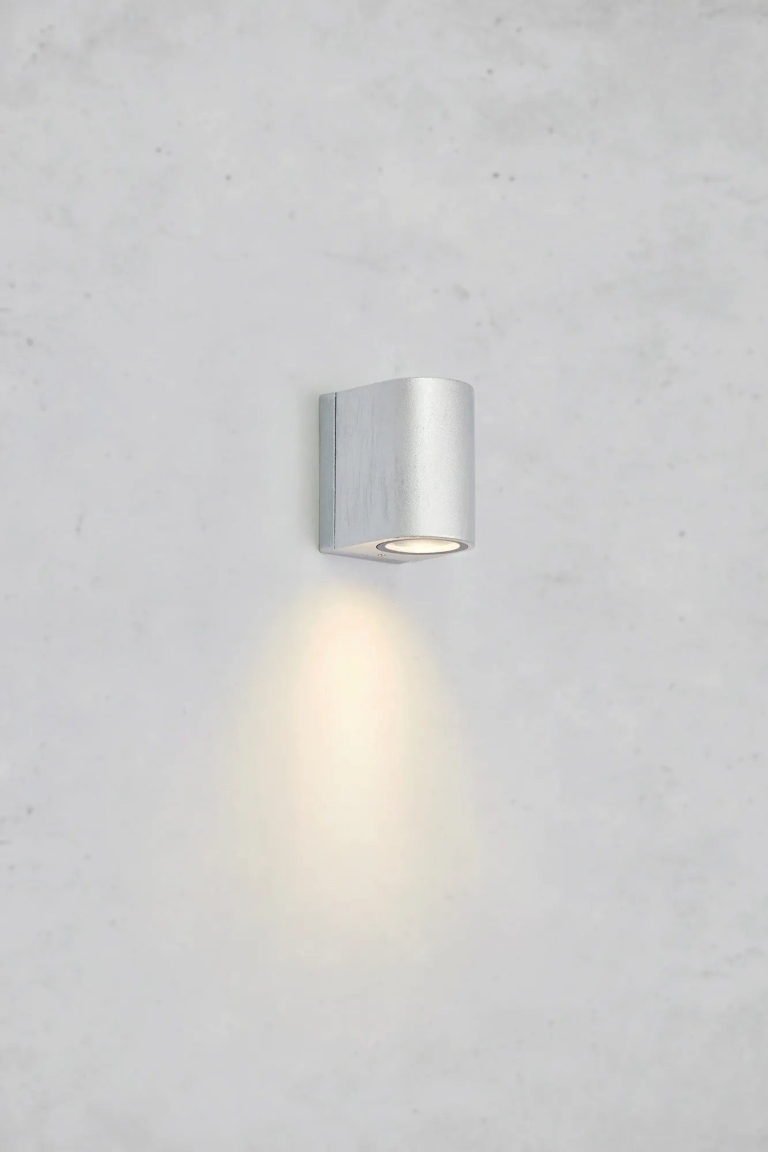 srebrna-lampa-elewacyjna