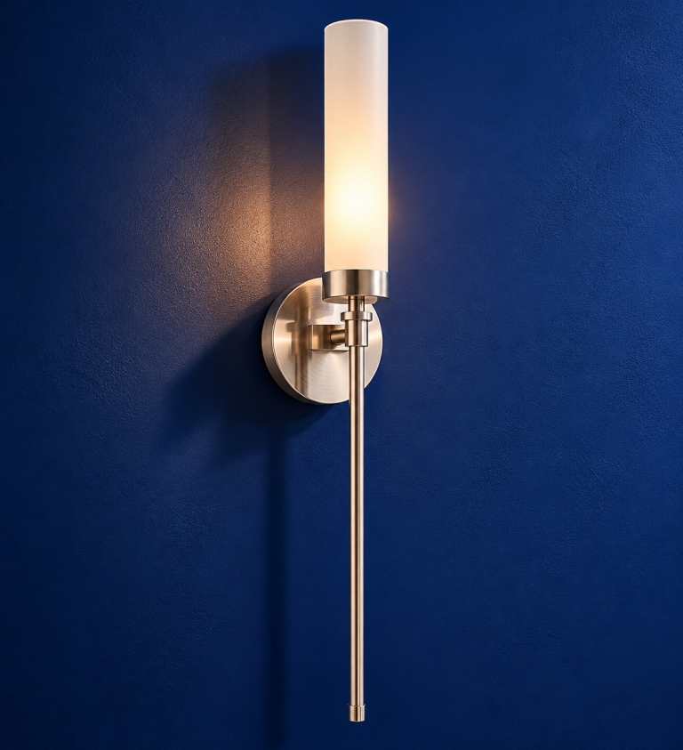 srebrna-lampa-ścienna-do-gabinetu