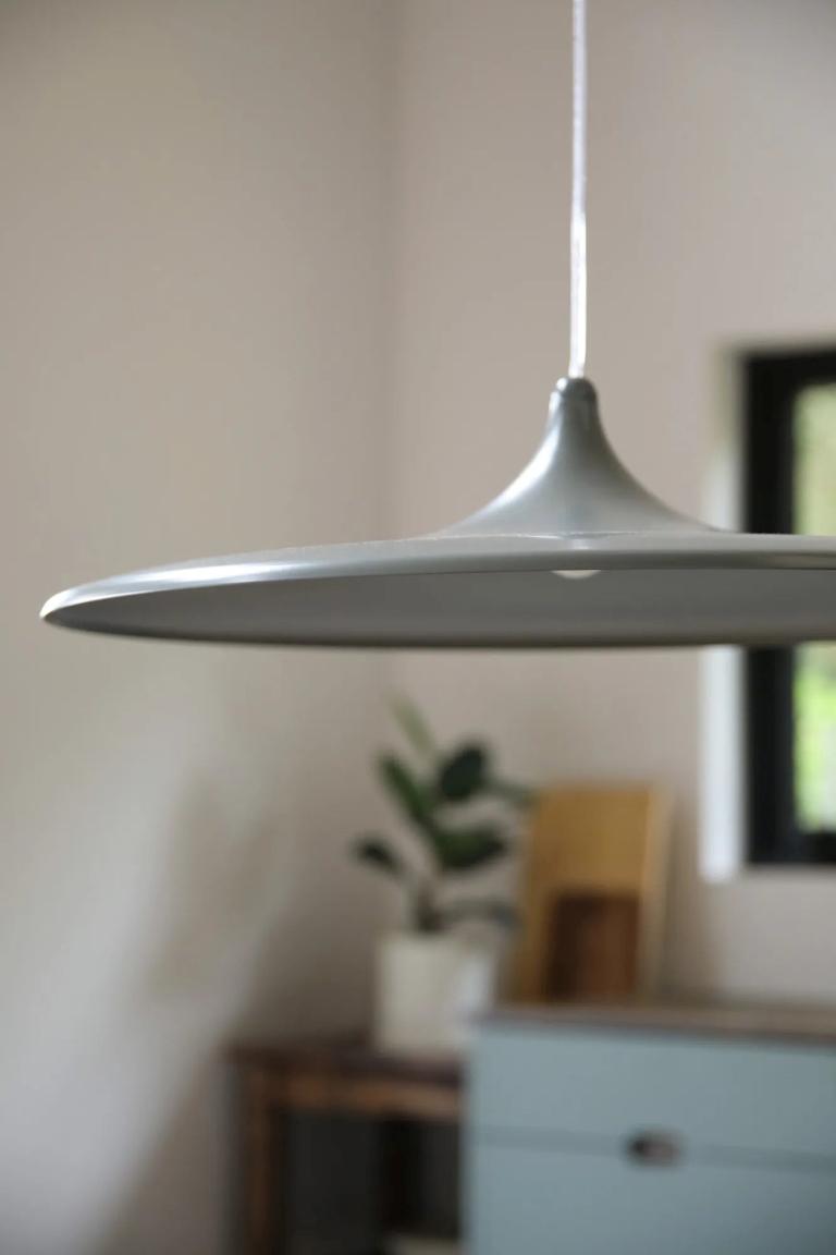 szara-lampa-wisząca-do-salonu