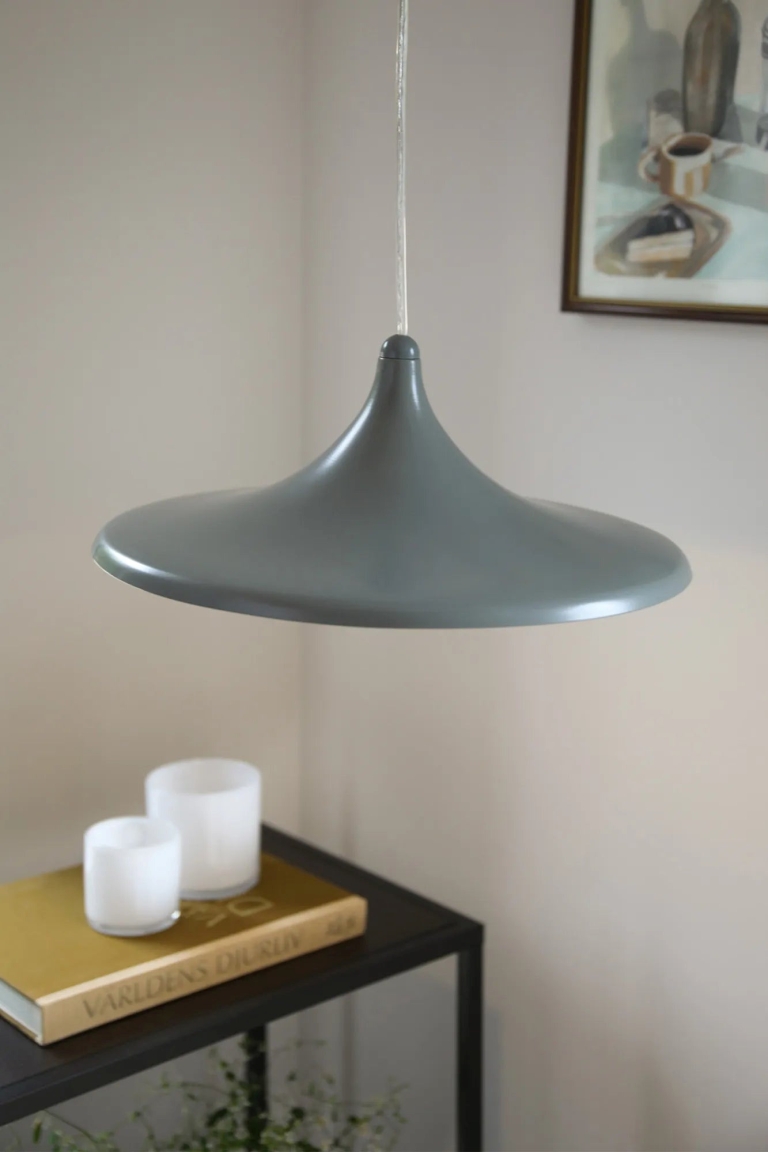 szara-lampa-wisząca-nad-stół