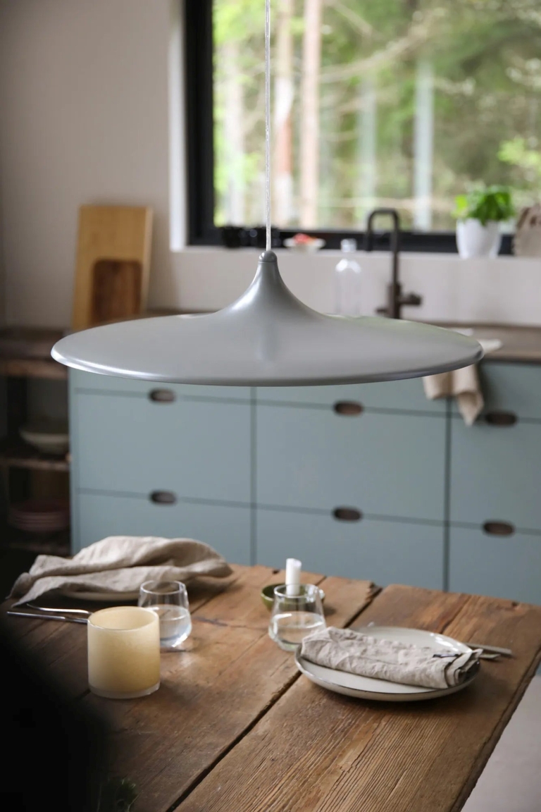 szara-lampa-wisząca-nad-wyspę-kuchenną