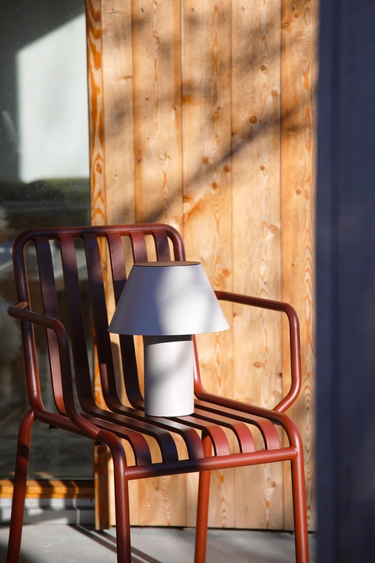 szara-lampka-na-balkon