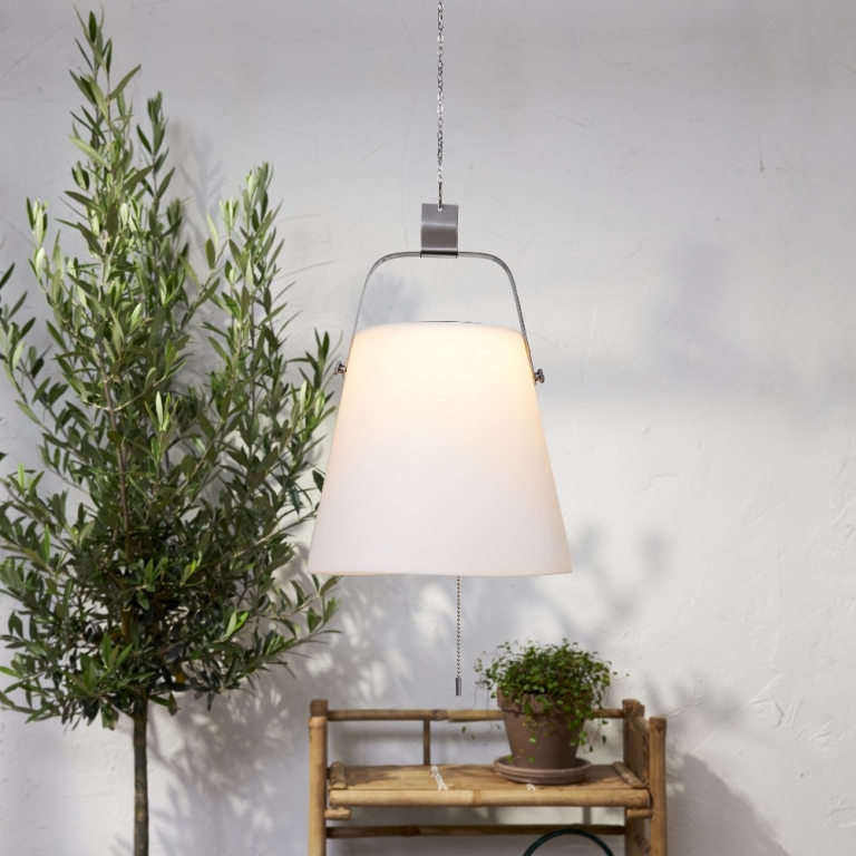 wiszaca-lampa-solarna-na-lancuchu