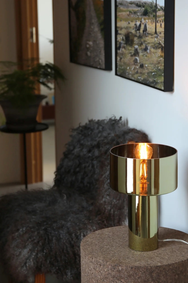 złota-lampa-stołowa